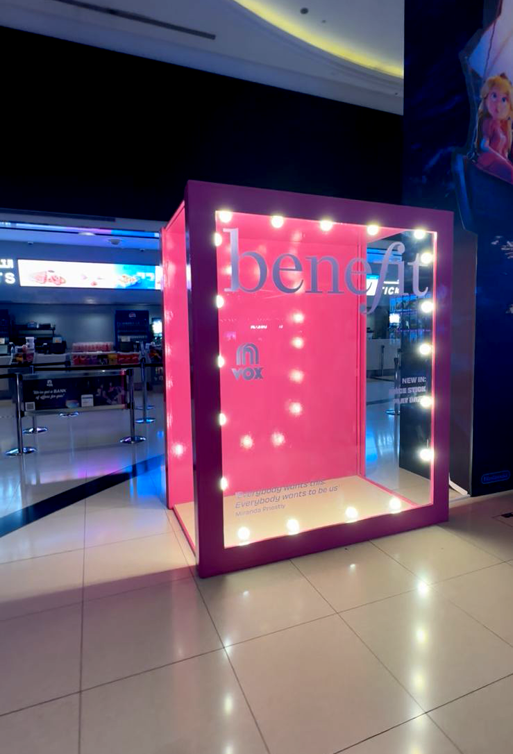 Magazine-style photobooth design for Benefit’s event.